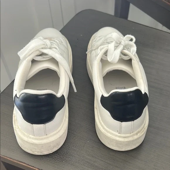 Steve Madden White Sneakers Classic Minimalist Design - Picture 2 of 5